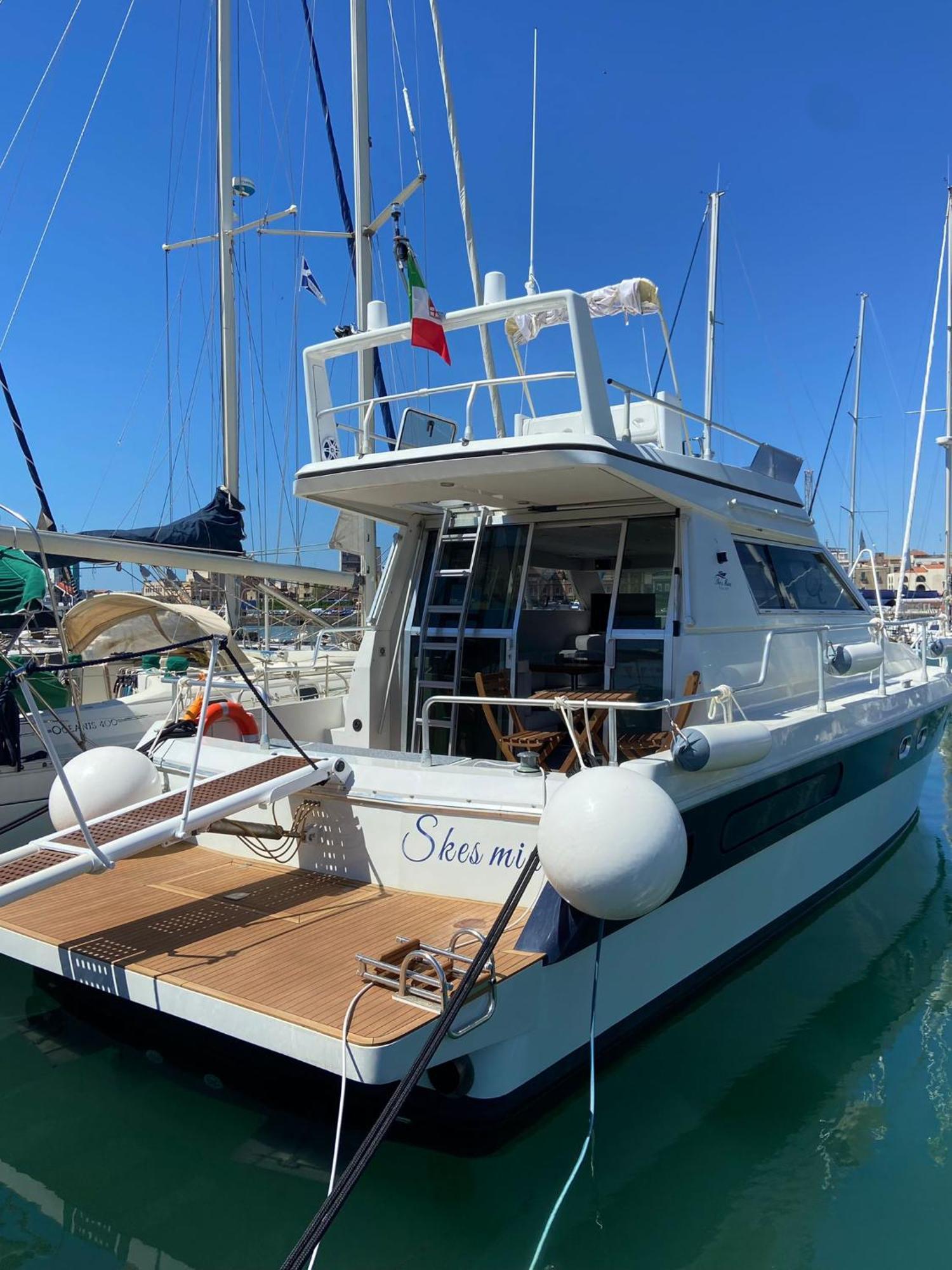 She's Mine Yacht Botel *